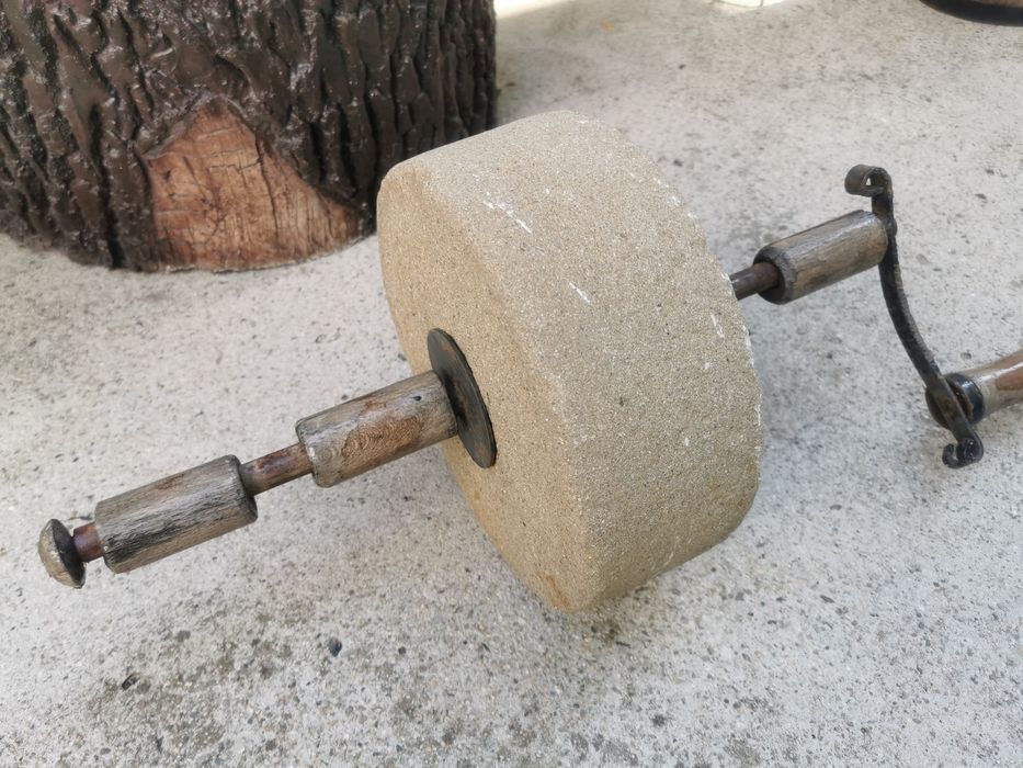 Продавам старинно точило. Камък за заточване на ножове