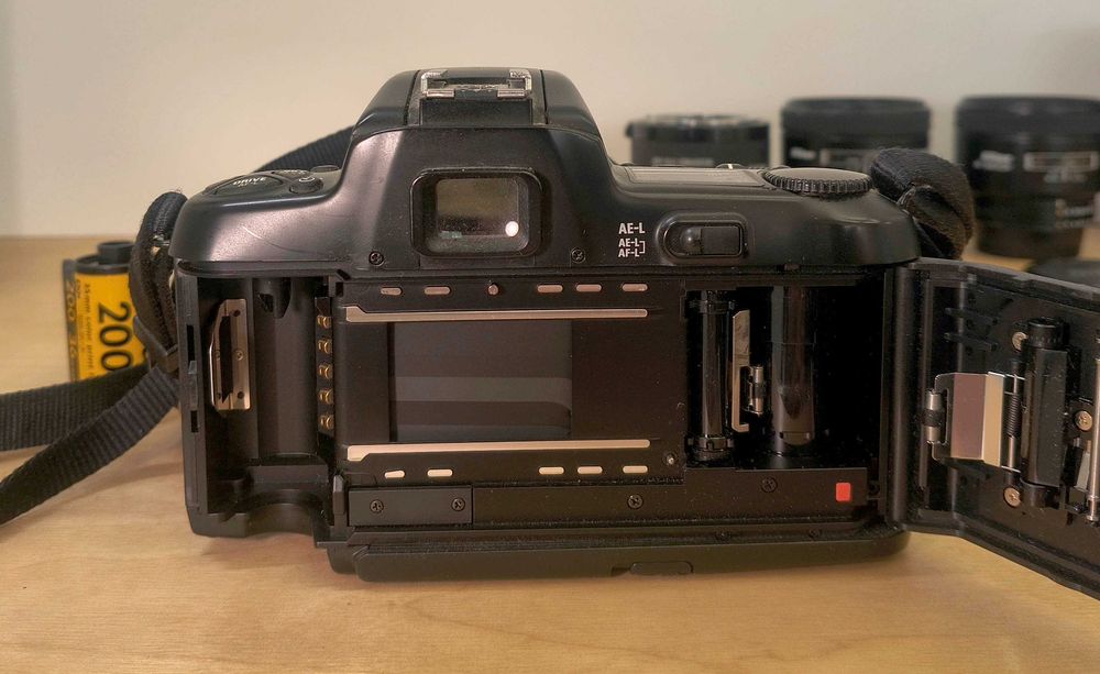 Aparat foto pe film Nikon F‑601 + Sigma 28–135mm Macro – stare foarte bună