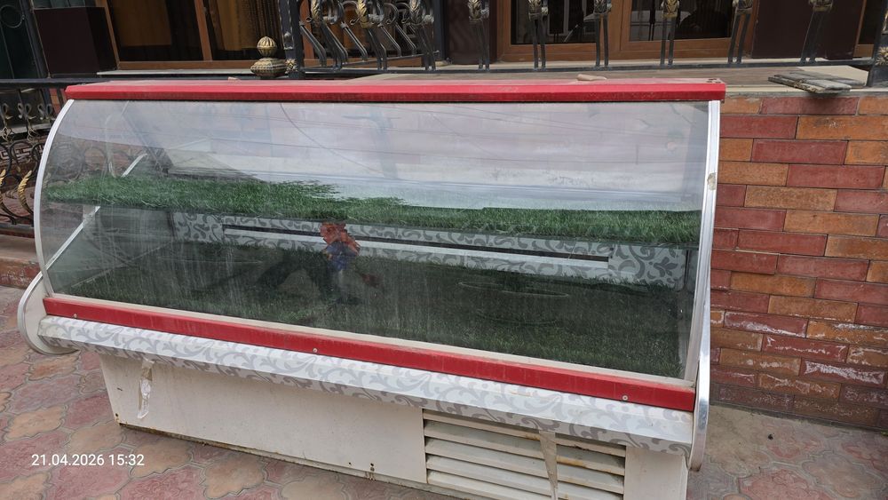 Продаётся холодильник витрина.