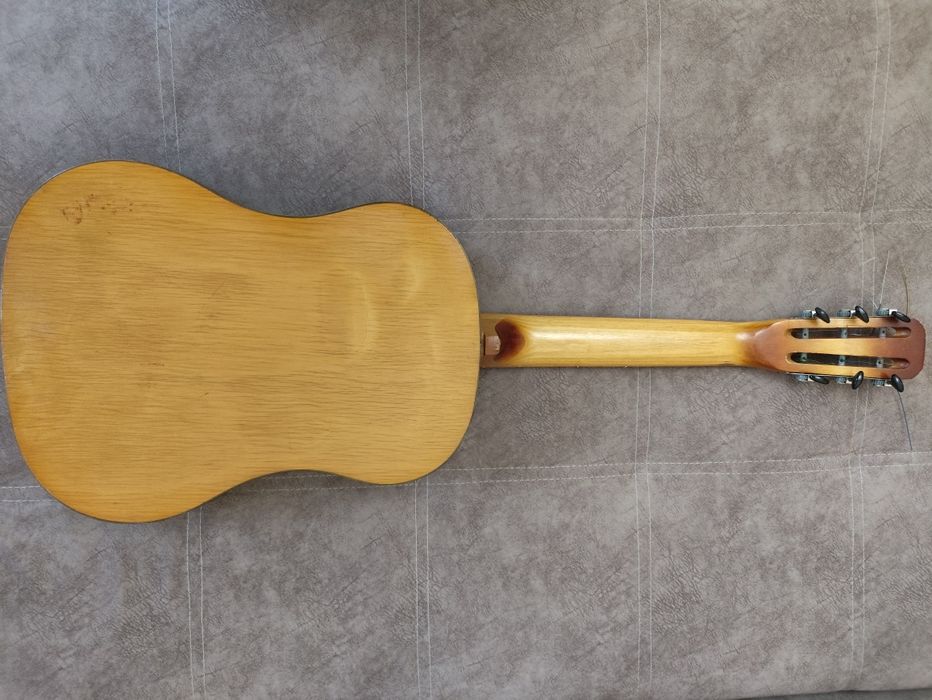 Гитара учебная продам