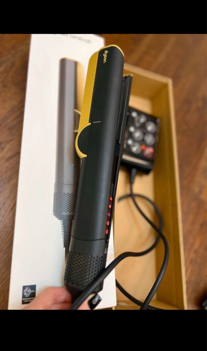 Aparat de îndreptat părul Dyson HT01 Airstrait™