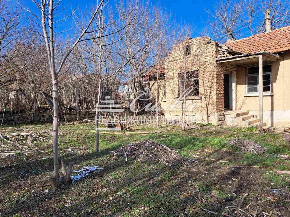 Къща с двор в с. Мадара