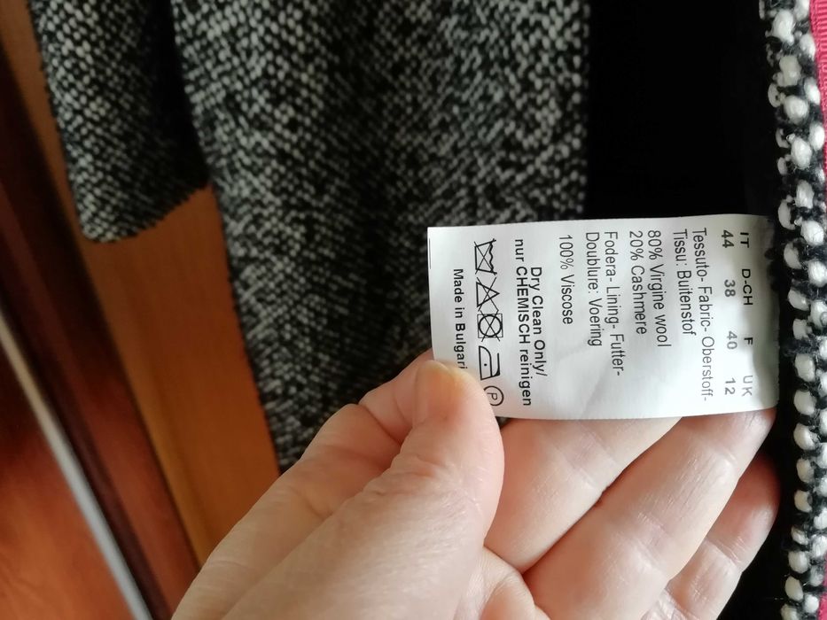 Елегантно дамско палто с яка от естествена кожа