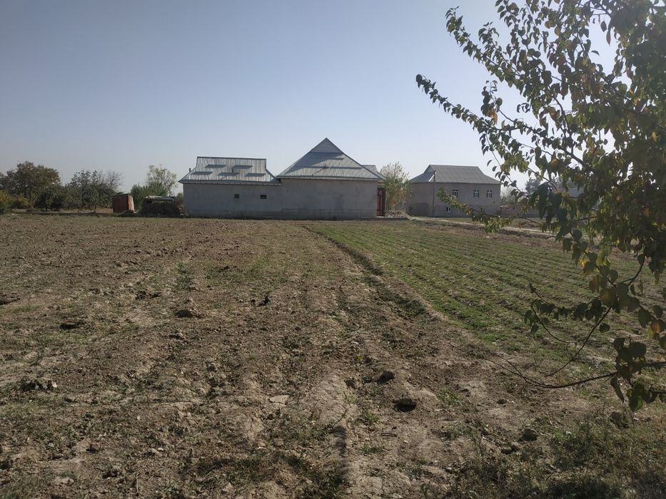 Yer sotiladi 10 sotix dakument joyida.