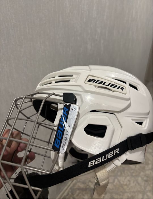 Продам хоккейный шлем каску