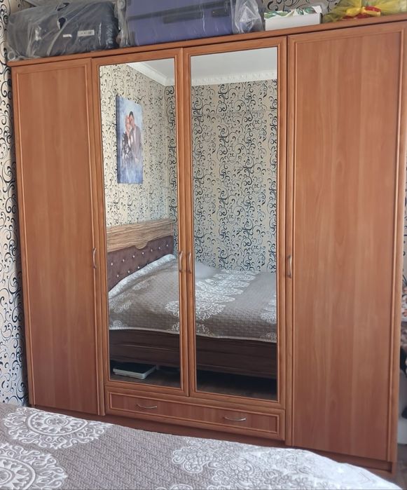 Продам шкаф с двумя зеркалами, хорошего качества