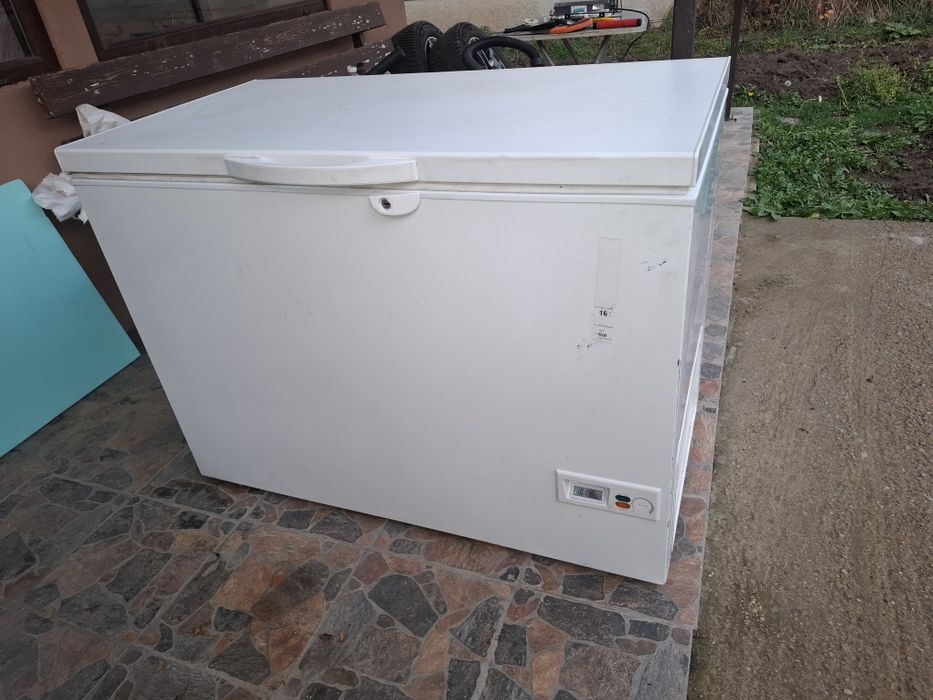 Продавам 2 фризера и радиатор