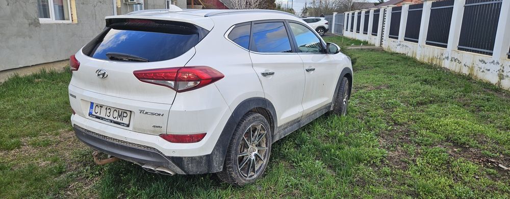 Hyundai tucson avariat ,motor stricat
