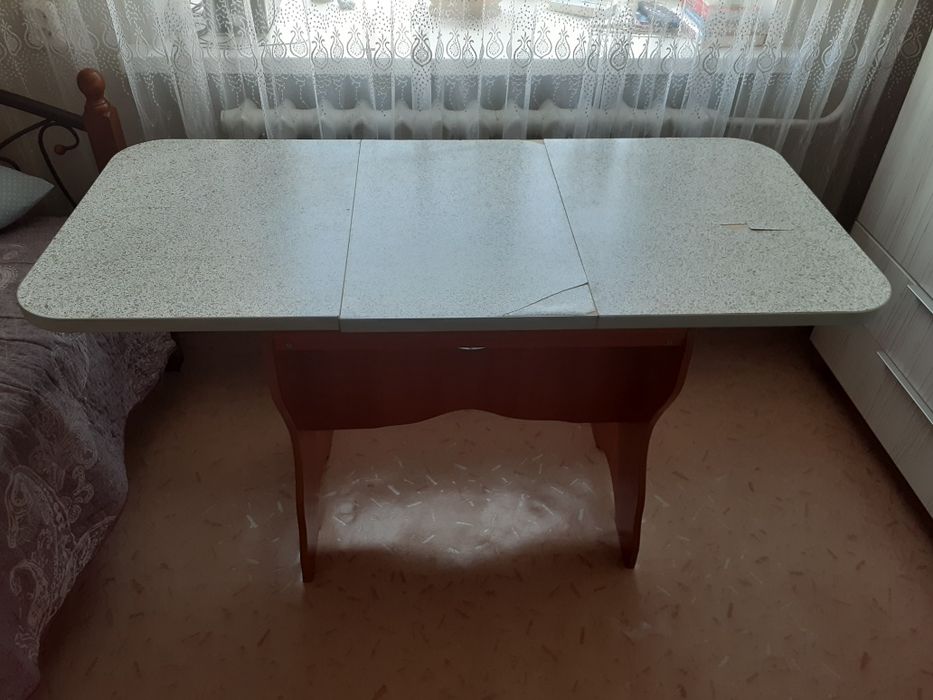 Продам кухонный стол
