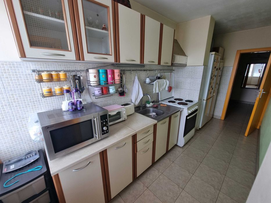 Просторен тристаен апартамент с отлична локация в гр. Благоевград.