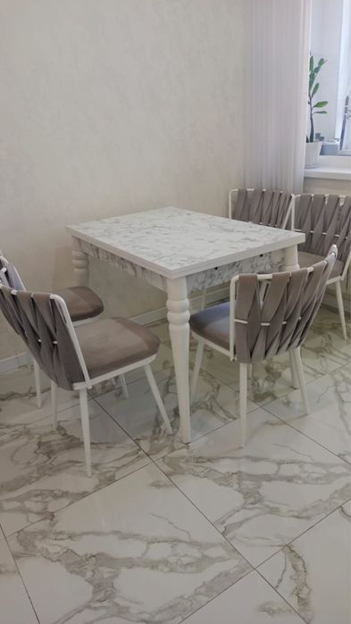 Стол со стульями