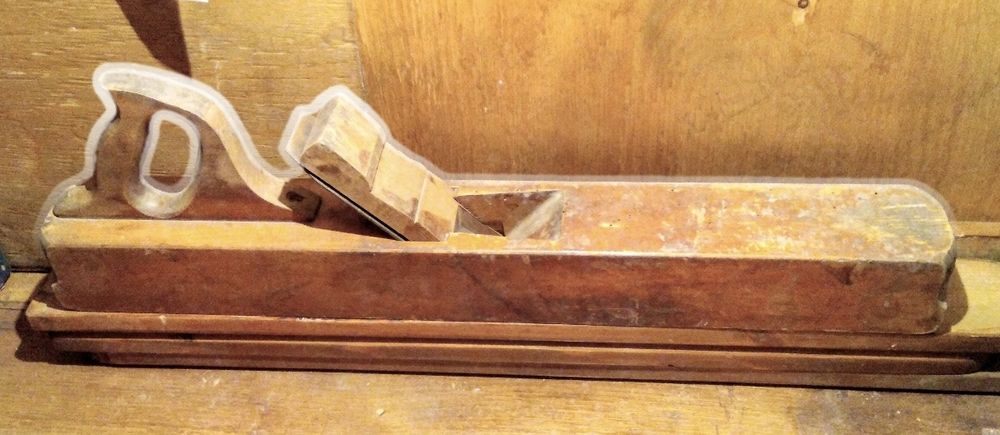 Продавам дърводелски тезгях, и профилни  рендета.