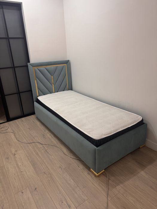 Кровать односпальная с матрасом