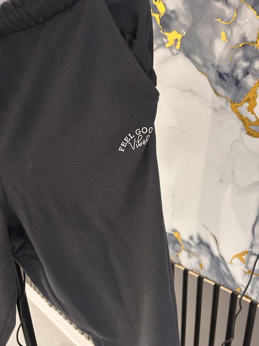 Vand set pantaloni jogger si rochita mulata la pantaloni marimea e 12/14 ani si la rochita xs in stars buna