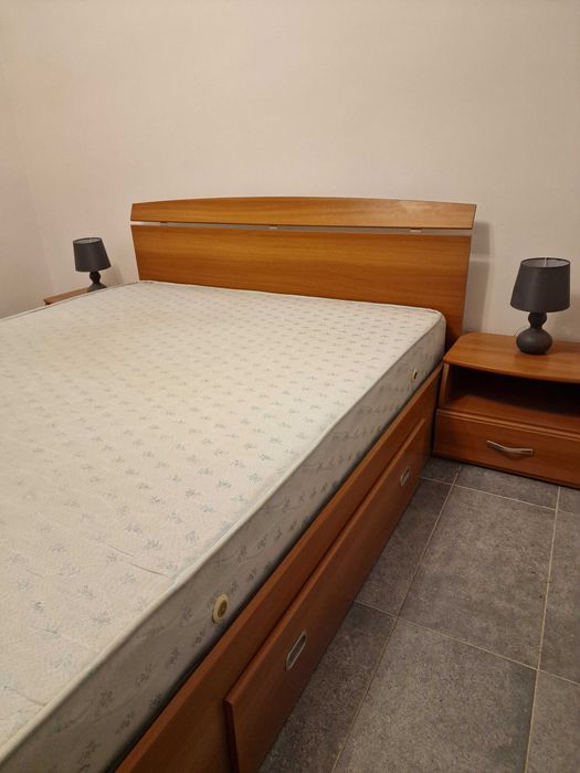 De vanzare pat cu lada depozitare, saltea si 2 noptiere