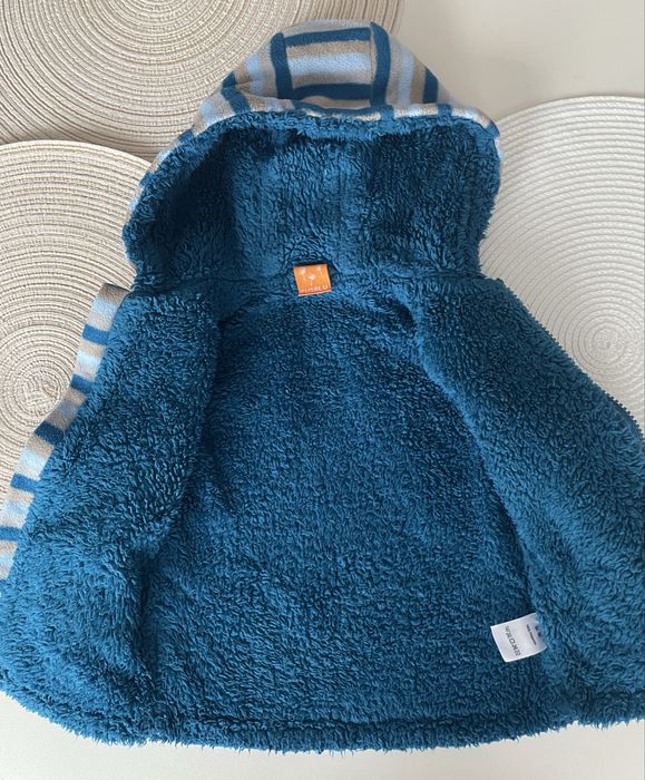 Set de haine pentru băiețel de 9–12 luni (74–80 cm), de la H&M, Koton Baby și Pusblu (include o bluză, pantaloni și un pulover călduros).