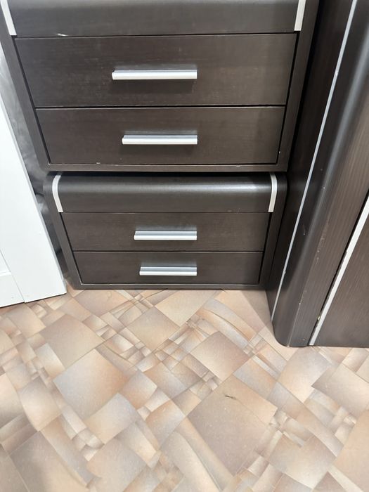 Шкаф с тумбой и комодом.