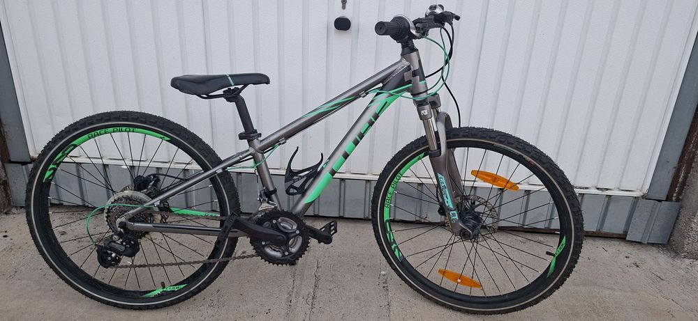 Bicicleta 24" Cube Race 240 Disc, pentru copii 8-12 ani.