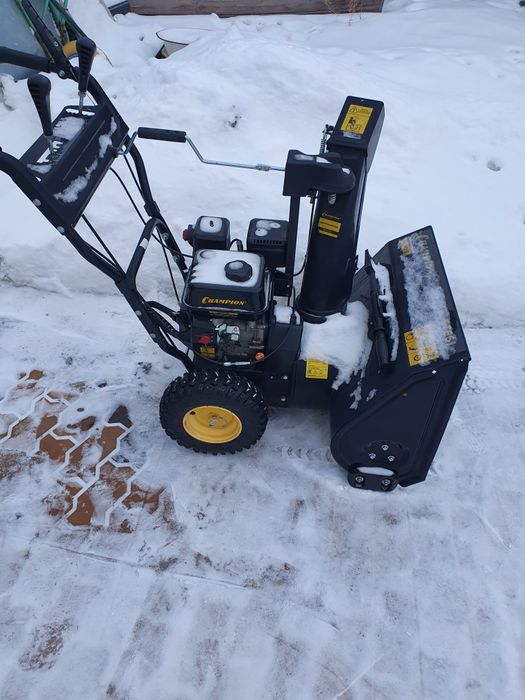 Снегоуборщик, снегоочиститель, снегоотбрасыватель.