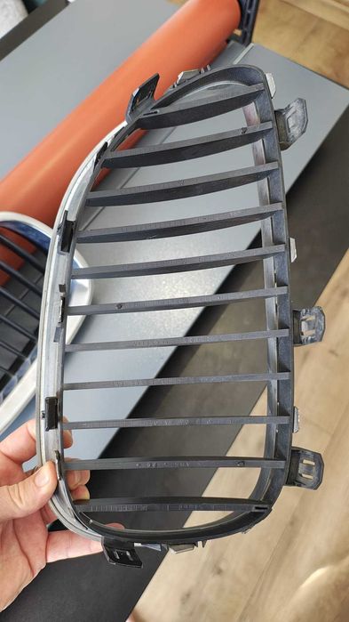Grile bara fata BMW E60 OE originale, nari cromate, stare foarte buna