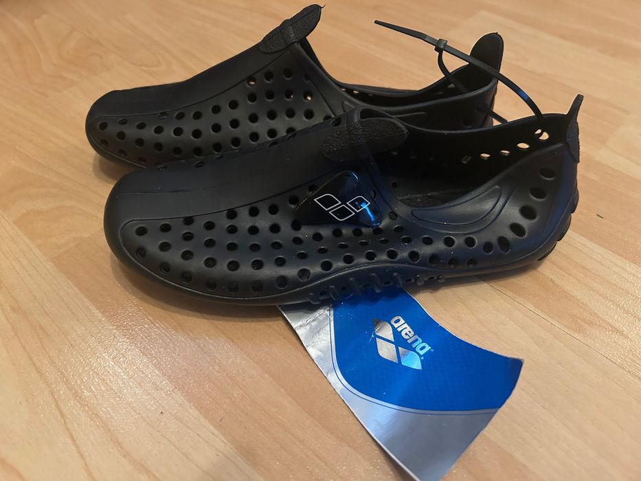 Arena аква обувки