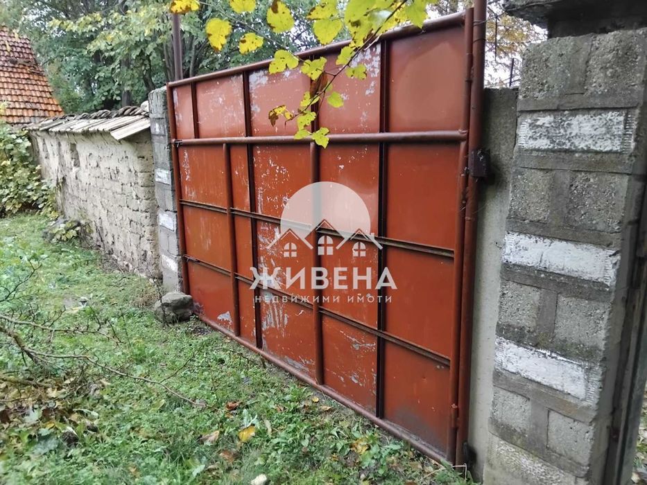 Продава къща с голям двор 2500 кв.м, с.Царевци