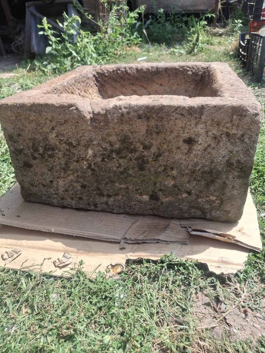 Корита дялкани от камък