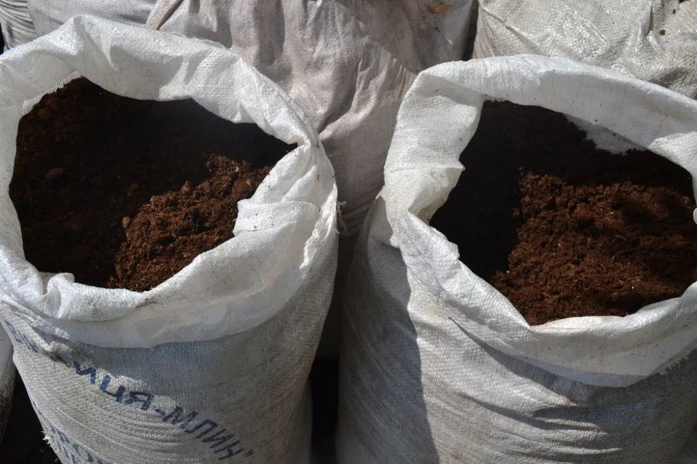 Перегной в мешках рыхлый чистый