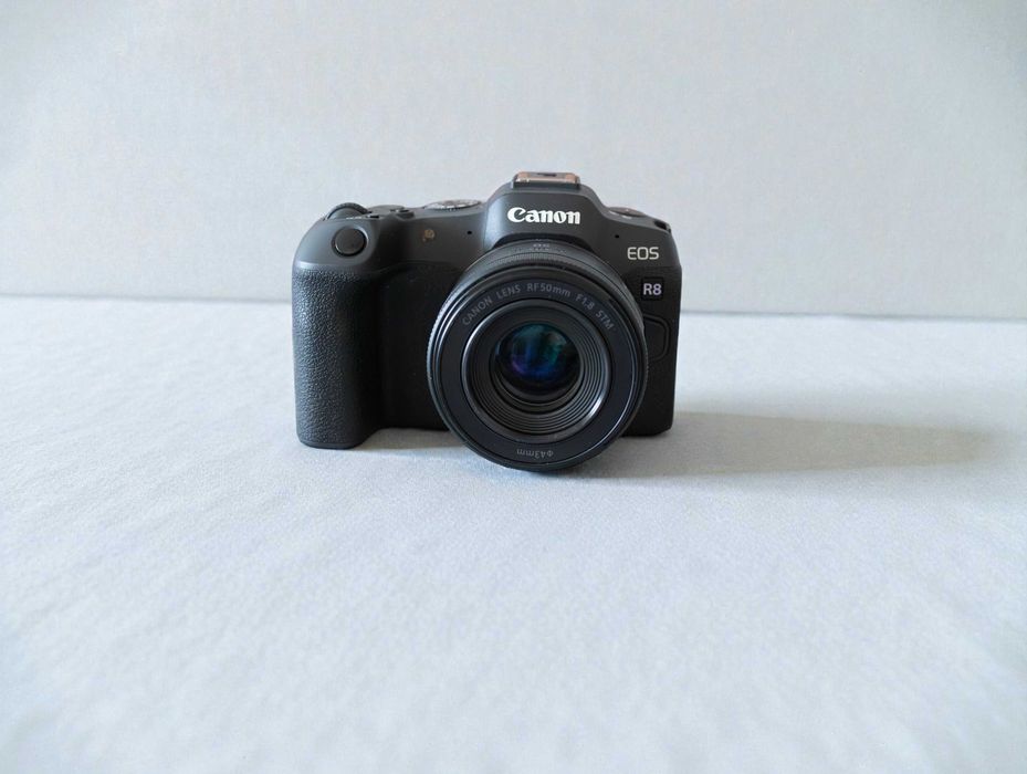 Canon R8 stare foarte bună + acumulator extera (+ rf 50 1.8 4450)