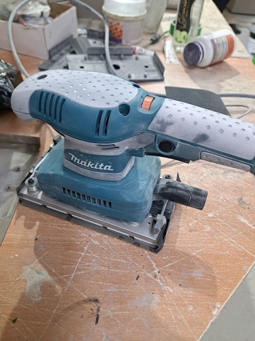 Шлифовальная машинка Макита.