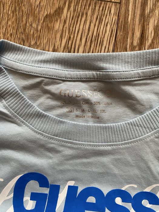 Тениска Guess с етикет