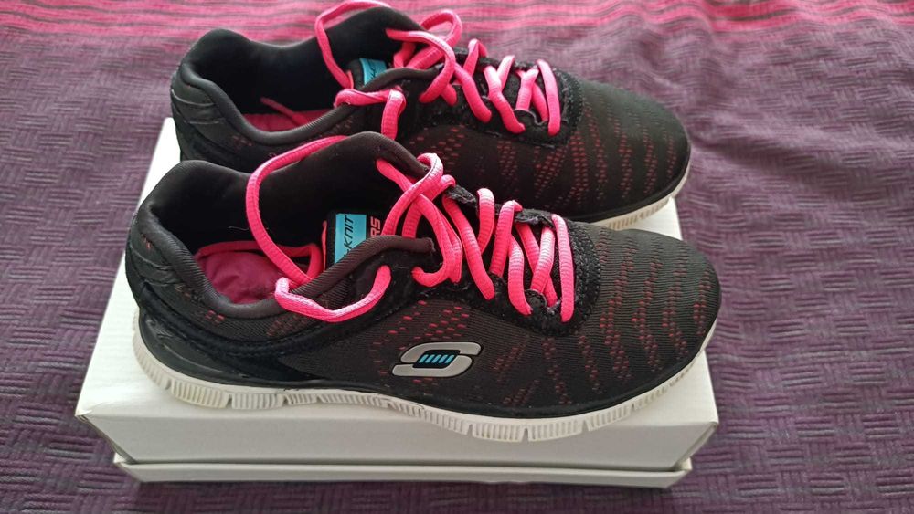 Adidasi Skechers super comozi 37