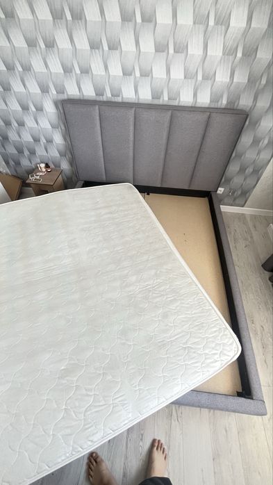 Кровать двуспальная с матрасом