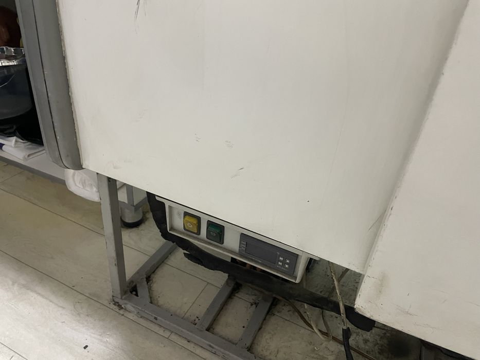 Продам холодильник витриный