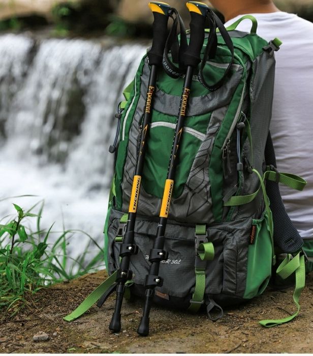 Трекинговые палочки карбоновые надежные  на клипсах (внешний зажим).