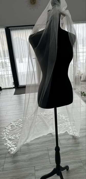 Voal nou cu broderie