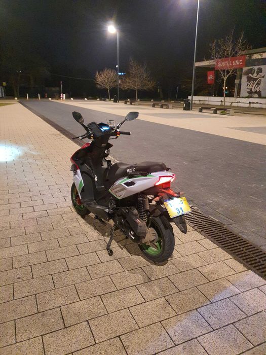 Vând scuter cu sau fără permis limitat la 25 km se poate ai delimita