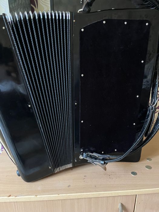 Продавам Акордеон Weltmeister Cantus IV