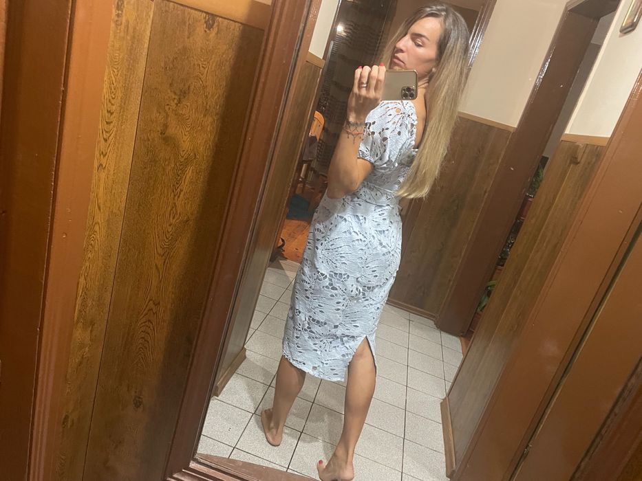 Дантелена рокля 36-С, но според мен е  М размер