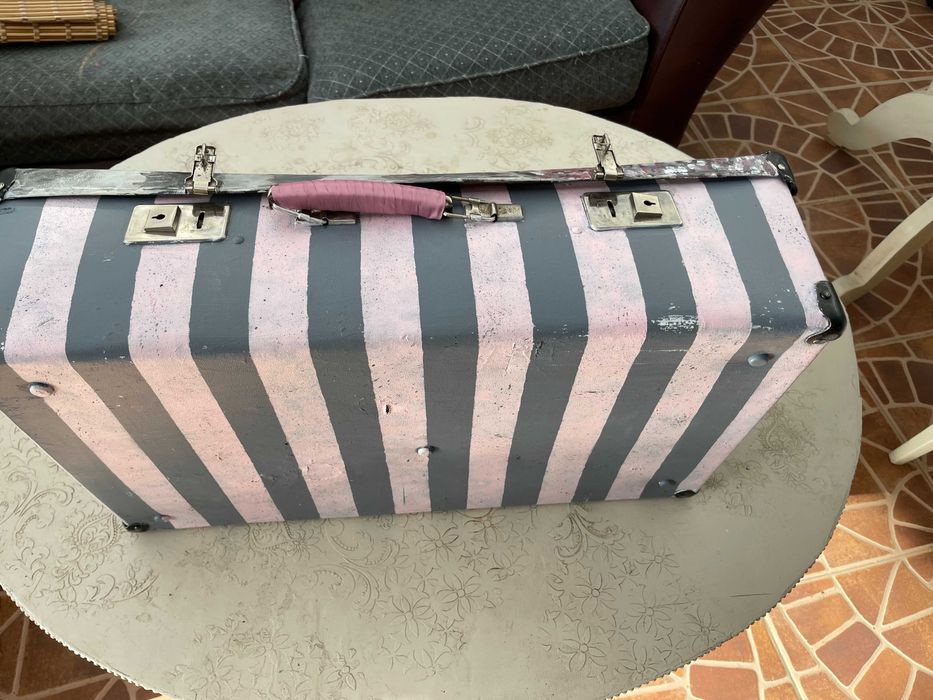 Интерьерный чемодан