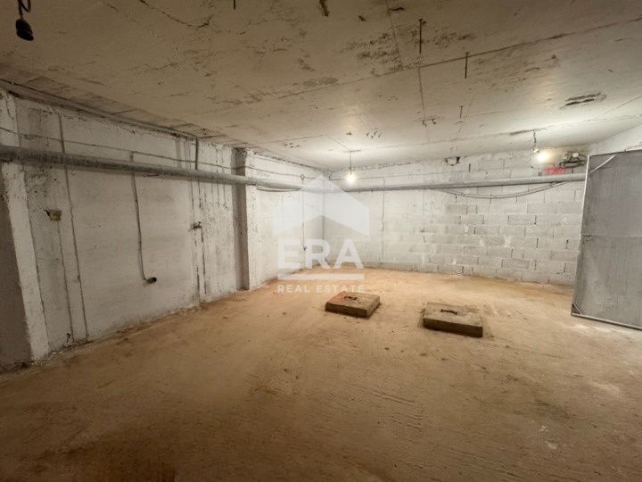 Складово помещение на ниво -1 в тухлена кооперация, в Цветен квартал,