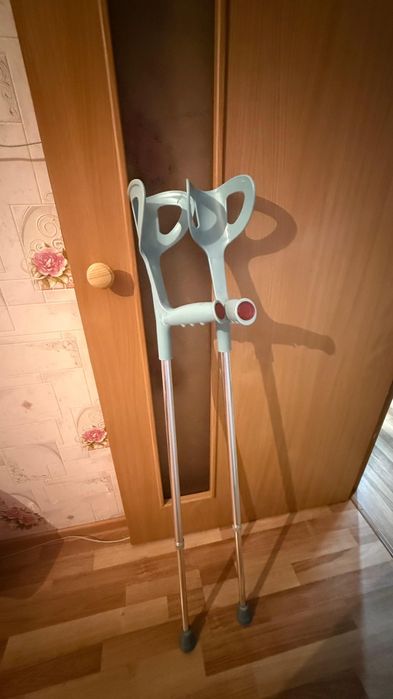 Продам локтивой костыль