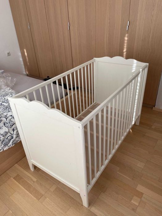 Продавам бебешко легло/ кошара-дървен материал,  с матрак.