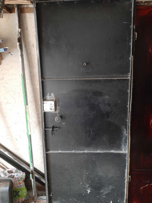 Продам металлическую дверь.б/у.35000т.