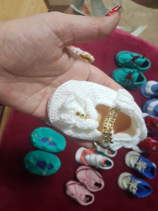 Caciulite si botosei bebe lucrate manual