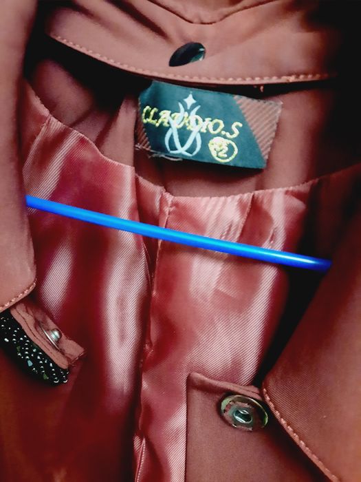 Плащ бардового цвета