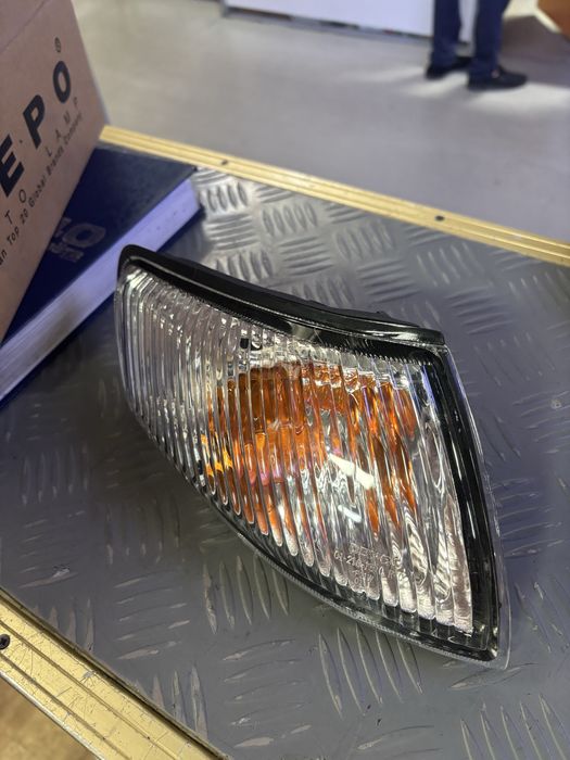 Поворотник правый мазда 626 99г