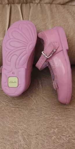 Детски обувки на Jack & Lily Timeless T-Straps Collection и на Clarks