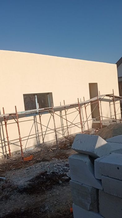 Executam case la rosu si interioare suntem o echipa de baieti