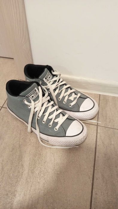 Обувки Converse.